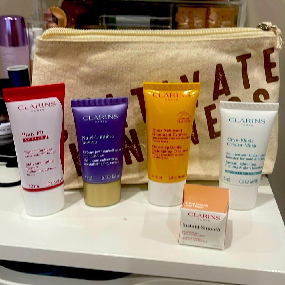 New in packaging, Clarins set…6 items included see pics
Including makeup bag